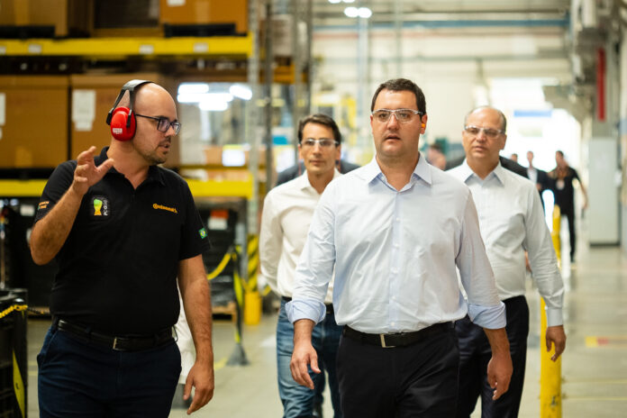 A Continental ampliou sua planta em Ponta Grossa com investimento de R$ 175 milhões e recebeu o governador Ratinho Junior para inaugurar nova estrutura voltada à produção de correias transportadoras de alta resistência.