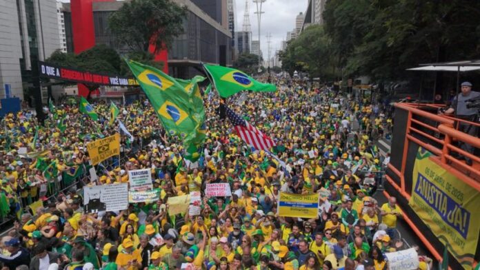 O ex-presidente Jair Bolsonaro participa de ato pró-anistia em Brasília. PL da Anistia ganha força com apoio da oposição e pressiona base do governo.