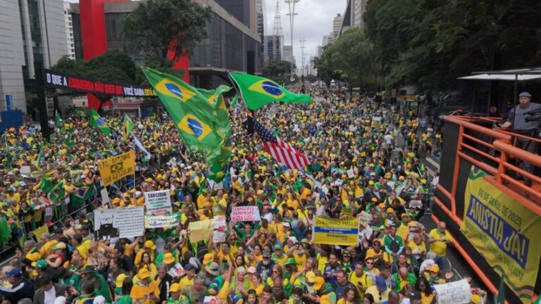 O ex-presidente Jair Bolsonaro participa de ato pró-anistia em Brasília. PL da Anistia ganha força com apoio da oposição e pressiona base do governo.