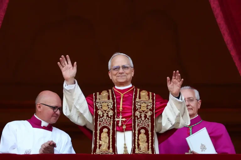 O mundo tem um novo papa: o norte-americano Robert Prevost foi eleito líder da Igreja Católica e escolheu o nome Leão XIV. Ele é o primeiro papa dos EUA.