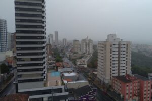 O fim de semana terá um pouco das quatro estações no Paraná, com calor intenso, temporais e até geada. Frente fria derruba as temperaturas e marca o retorno do frio.