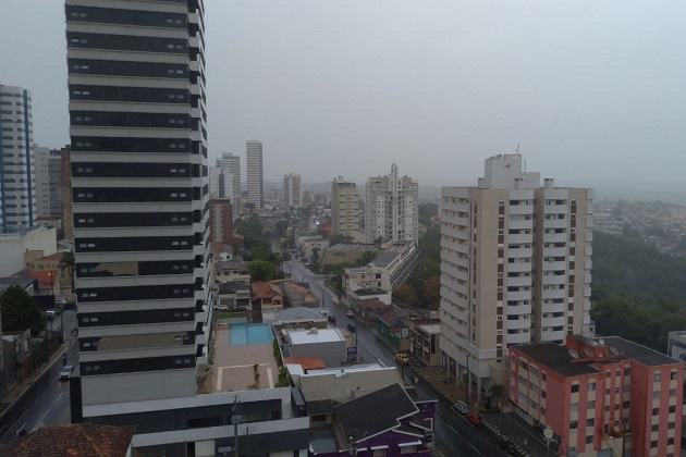 O fim de semana terá um pouco das quatro estações no Paraná, com calor intenso, temporais e até geada. Frente fria derruba as temperaturas e marca o retorno do frio.