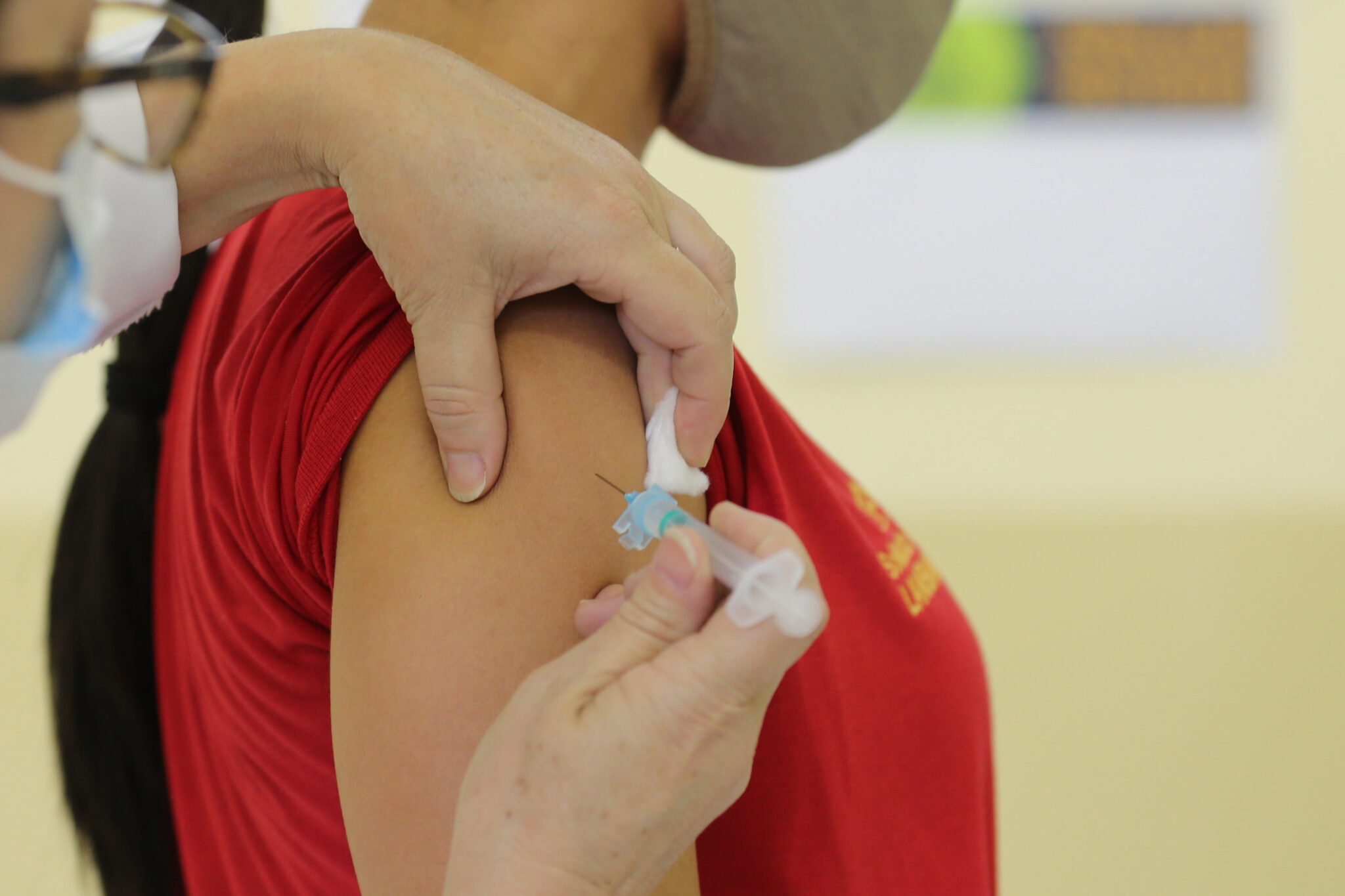 O Dia D de Multivacinação será neste sábado (10) em todo o Paraná, com aplicação de 300 mil doses e liberação da vacina contra gripe para toda a população.