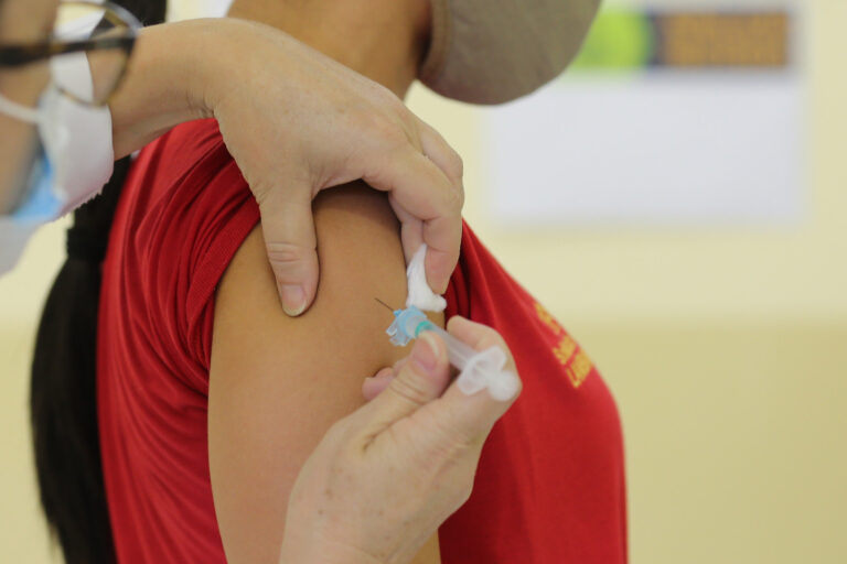 O Dia D de Multivacinação será neste sábado (10) em todo o Paraná, com aplicação de 300 mil doses e liberação da vacina contra gripe para toda a população.