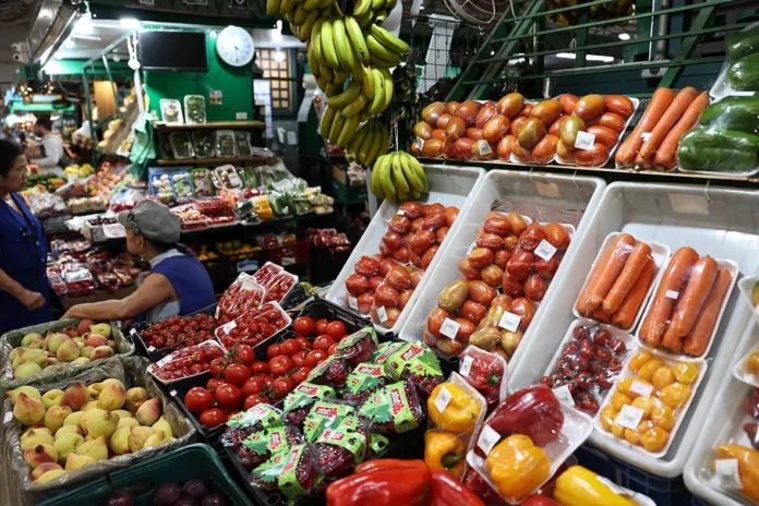 Alimentação pesa no bolso do brasileiro: alta de 7,81% no grupo Alimentação e Bebidas pressiona a inflação, com destaque para o café, que subiu 80,2% em 12 meses.