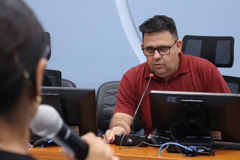 O vereador Professor Careca foi baleado acidentalmente por um familiar durante uma confusão em Ponta Grossa. O caso ocorreu após uma briga envolvendo um ciclista e três suspeitos que continuam foragidos.