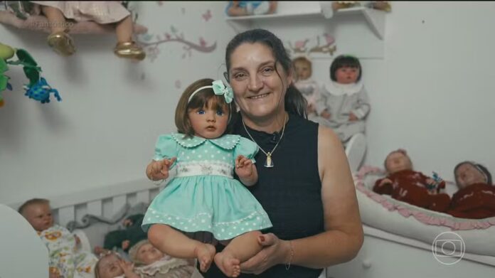 As bonecas reborn vêm ganhando espaço entre brasileiras, com destaque para o realismo das peças e a mobilização por reconhecimento oficial da arte.