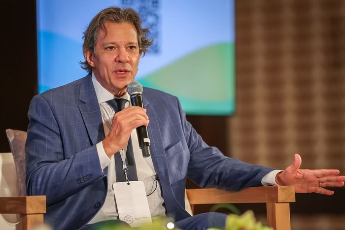 O ministro Fernando Haddad classificou como “indignas” as fraudes no INSS que desviaram bilhões em aposentadorias. Governo promete punição e ressarcimento.
