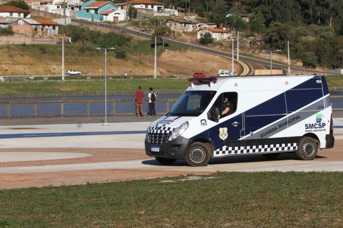 Motorista embriagado é detido pela GCM após manobra perigosa no Lago de Olarias, em Ponta Grossa. Ele estava sem habilitação e tentou usar influência para evitar prisão.