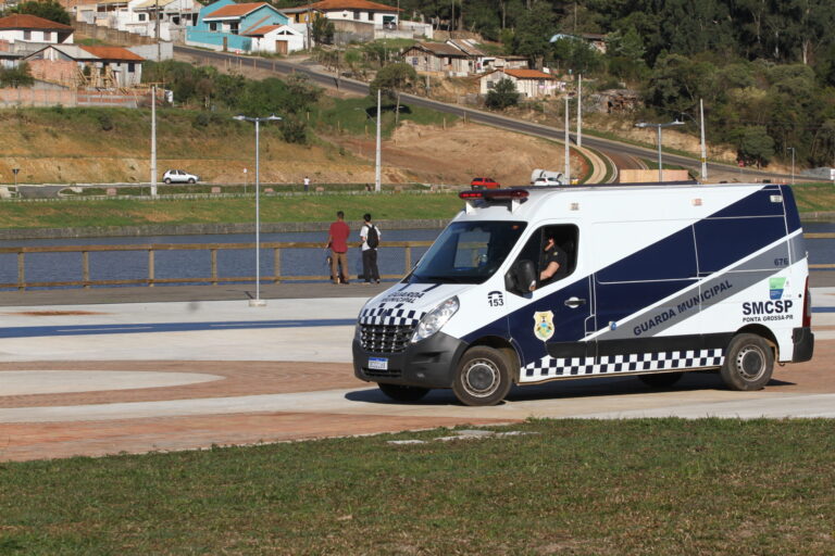 Motorista embriagado é detido pela GCM após manobra perigosa no Lago de Olarias, em Ponta Grossa. Ele estava sem habilitação e tentou usar influência para evitar prisão.