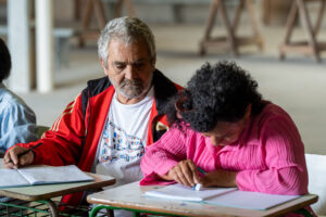 As inscrições para o Alfabetiza Paraná estão abertas até 15 de maio. O programa oferece aulas gratuitas, material escolar e alimentação para jovens, adultos e idosos não alfabetizados.