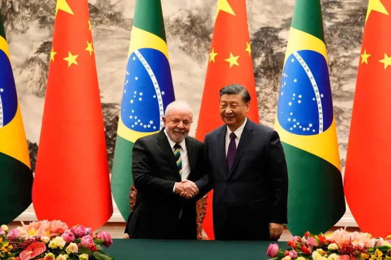 China investirá mais R$ 27 bilhões no Brasil, com foco em infraestrutura, energia limpa e tecnologia. Lula cobra investimentos em educação para garantir mão de obra qualificada.