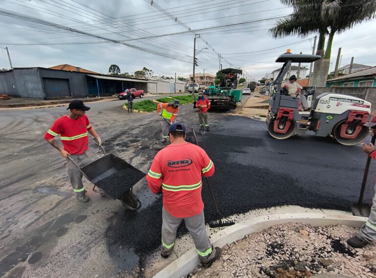 As obras de pavimentação no Jardim Los Angeles, em Ponta Grossa, avançam com investimento de R$ 11,7 milhões do FINISA, transformando a vida dos moradores com asfalto e infraestrutura completa.