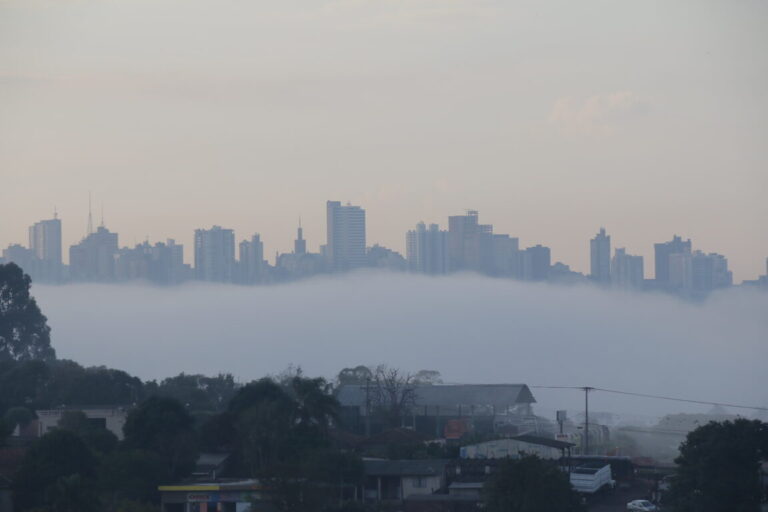 Paraná pode registrar -2ºC e geada em diversas cidades no dia 23 de maio. Simepar prevê avanço de sistema frontal e queda brusca nas temperaturas.