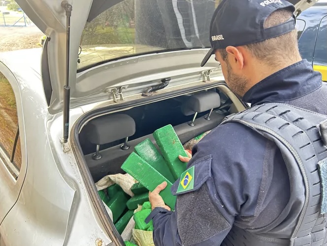 A PRF prendeu uma dupla com 100 kg de maconha e skunk em Ponta Grossa. Os homens foram abordados na BR-373 e confessaram que levariam a droga até a região dos Campos Gerais.