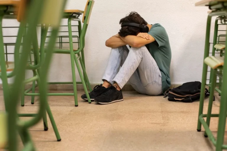 Senado quer obrigar escolas a alertar o Conselho Tutelar sobre automutilação. Projeto de lei busca mapear e prevenir casos entre jovens com apoio das instituições de ensino.