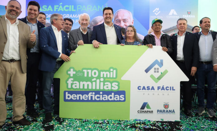 O programa Casa Fácil transforma vidas com mais de 110 mil famílias atendidas e R$ 1,2 bilhão investidos. Novo pacote amplia o alcance com foco em idosos, pequenos municípios e famílias vulneráveis.