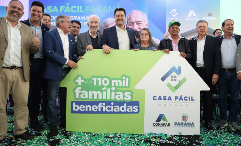 O programa Casa Fácil transforma vidas com mais de 110 mil famílias atendidas e R$ 1,2 bilhão investidos. Novo pacote amplia o alcance com foco em idosos, pequenos municípios e famílias vulneráveis.