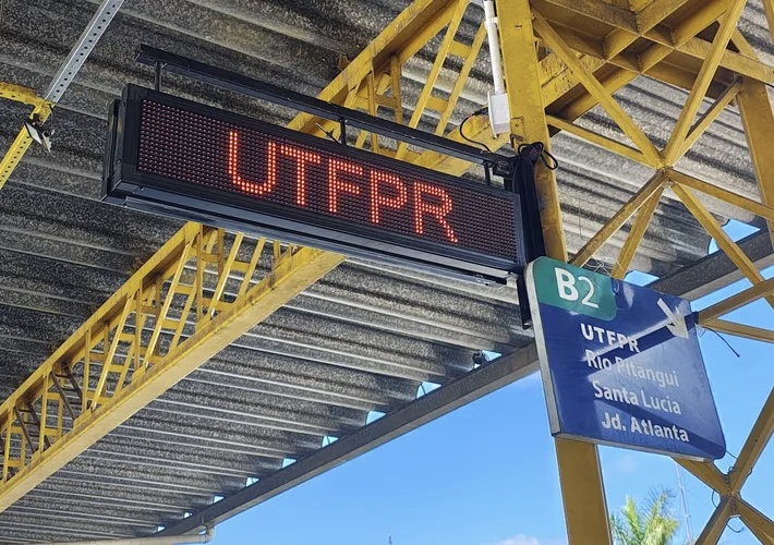 Terminais de Ponta Grossa ganham novos painéis com nomes das linhas. Equipamentos poderão exibir previsão de chegada dos ônibus, segundo a Prefeitura.