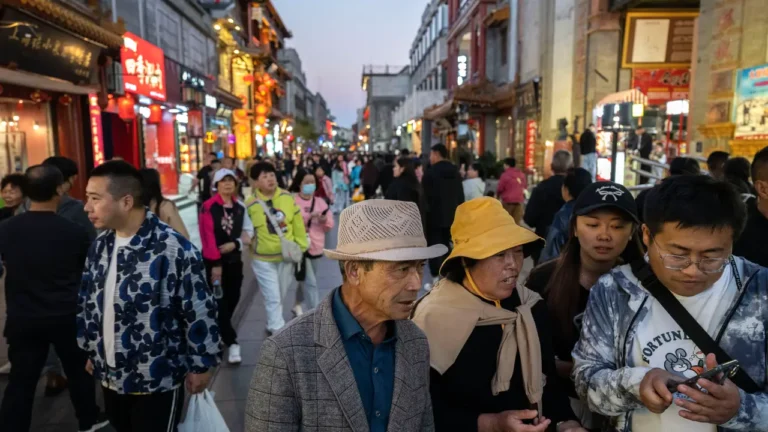 Brasileiros poderão viajar à China sem visto por até 30 dias a partir de 1º de junho. Medida reflete o fortalecimento das relações bilaterais e acompanha anúncio de R$ 27 bilhões em investimentos chineses no Brasil.