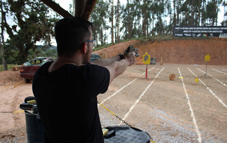 A PF assume controle de armas e substitui o Exército na fiscalização de CACs a partir de julho, com R$ 20 milhões destinados à criação de 123 estruturas em todo o país.