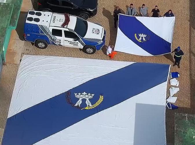 Presos restauram bandeiras de Ponta Grossa em ação conjunta da Penitenciária Estadual e Prefeitura. Iniciativa une ressocialização, economia e cuidado com o patrimônio público.