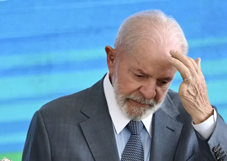 Governo Lula avalia estratégia diante da CPMI que investigará fraudes no INSS. Reunião no Alvorada define postura do Planalto para evitar desgaste político.