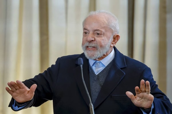 Com a popularidade em queda entre mulheres e o INSS sob pressão, o governo Lula lança o Brasil que Cuida. O plano oferece apoio a quem cuida e a quem precisa de cuidados.