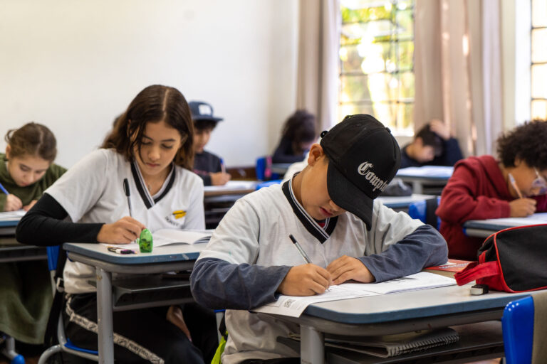 Prova Paraná avalia mais de 1,1 milhão de alunos da rede pública do estado. Avaliação ajuda a diagnosticar a aprendizagem e orientar ações pedagógicas nas escolas do Paraná.