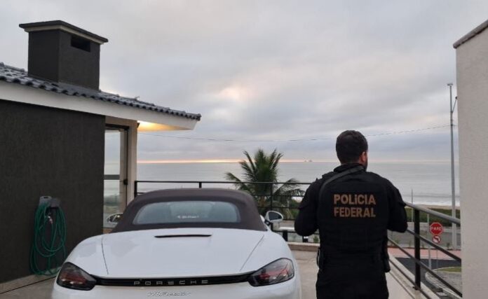 Quadrilha de fraudes digitais com origem em Ponta Grossa é alvo da Polícia Federal na Operação Cryptoscam. Grupo familiar é suspeito de movimentar milhões com golpes cibernéticos e lavagem de dinheiro.