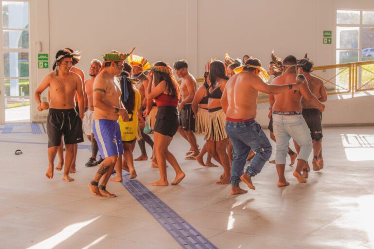 A Universidade Estadual de Ponta Grossa (UEPG) lançou o primeiro manual da ABNT bilíngue em português-guarani e português-kaingang, uma conquista histórica dos povos originários no ensino superior. Material está disponível gratuitamente.