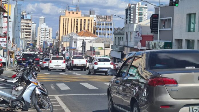 Pagamento da última parcela do IPVA 2025 vence nesta semana. Motoristas com placas finais 3 e 4 têm até 21/05. Confira calendário e formas seguras de pagar.