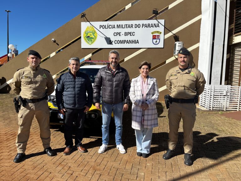 Segurança escolar em Ponta Grossa é reforçada com a entrega de nova viatura semi-blindada à Polícia Militar. Investimento protege alunos, professores e policiais.