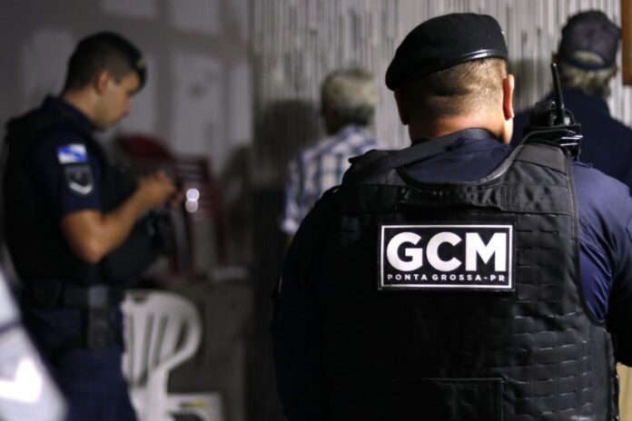 GCM impede tragédia em Ponta Grossa ao prender homem que ameaçava a ex-companheira com um canivete; vítima relatou histórico de ameaças e invasões.