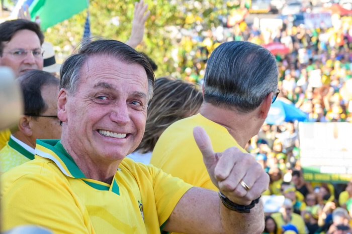 Bolsonaro diz que será candidato à Presidência em 2026, apesar da inelegibilidade imposta pelo TSE. Declaração reacende debates sobre democracia e estratégias políticas.