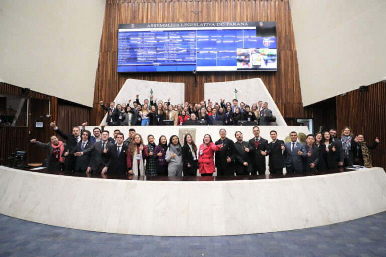 Parlamento Universitário abre inscrições e oferece experiência prática do trabalho legislativo a estudantes do Paraná, com simulação no plenário da Alep.