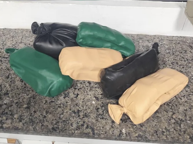 GCM de Ponta Grossa apreende mais de 7 kg de haxixe e prende homem com celular usado no crime. Ação gera prejuízo de R$ 600 mil ao tráfico de drogas.