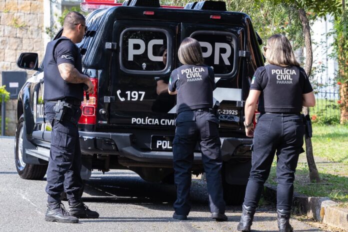 Canil clandestino em Antonina foi descoberto após denúncia de maus-tratos. Casal foi preso e animais foram resgatados pela ONG Focinhos Felizes.