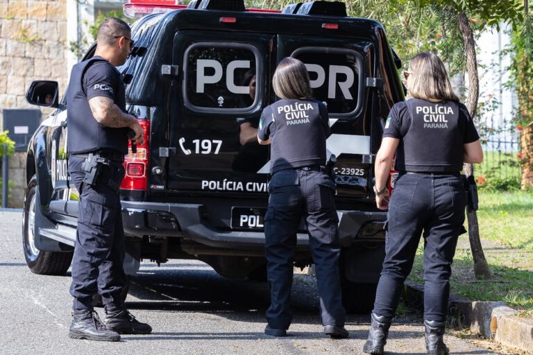 Canil clandestino em Antonina foi descoberto após denúncia de maus-tratos. Casal foi preso e animais foram resgatados pela ONG Focinhos Felizes.