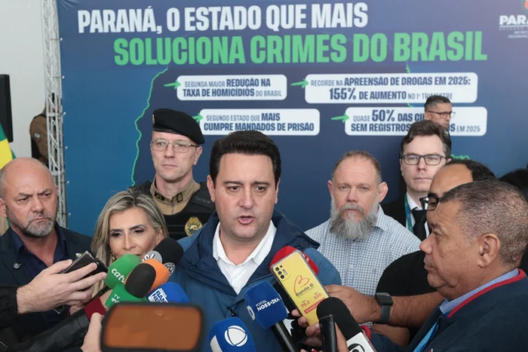 O Paraná é o primeiro estado da América Latina a testar câmeras corporais com inteligência artificial, capazes de gerar relatórios automáticos, traduzir idiomas e transmitir imagens ao vivo.