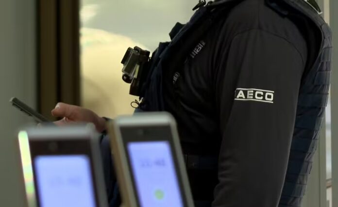 A operação conta com o apoio da Polícia Militar do Paraná e dos núcleos do Gaeco de Santa Catarina e São Paulo. Até a última atualização, o MP-PR não havia divulgado o número total de presos e bens apreendidos.