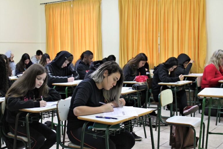 Estão abertas as inscrições para o Enem 2025. Alunos da rede pública terão isenção na taxa e acesso facilitado com sistema pré-preenchido. Veja como se inscrever e usar a nota para universidades no Brasil e em Portugal.