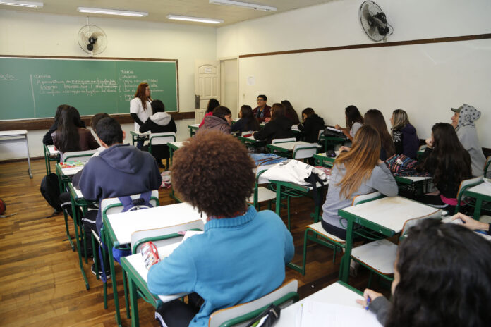 O Governo do Paraná enviou à Alep proposta de reajuste salarial para professores da rede estadual que pode chegar a 11,31%, reafirmando o compromisso com a valorização do magistério e a liderança nacional em investimentos em educação.