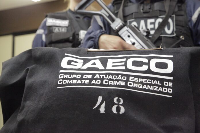 Gaeco prende mulher em Ponta Grossa durante a Operação Ruína e apreende mais de R$ 4 mil, celulares, documentos e um veículo vinculado a facção criminosa.