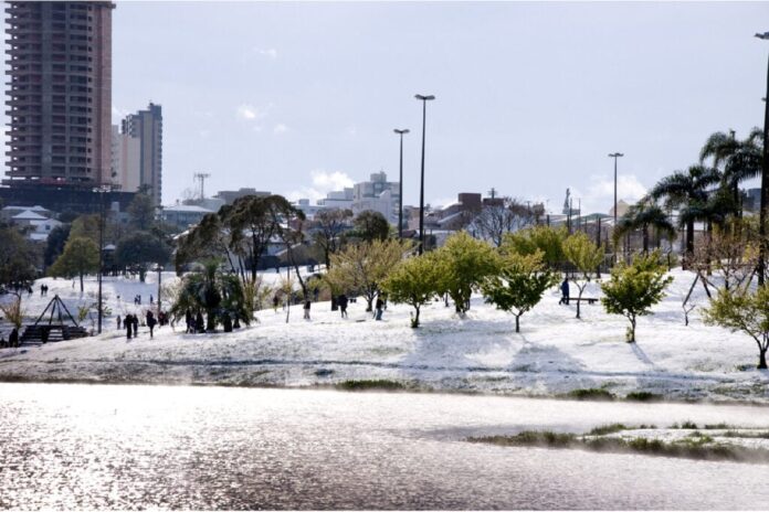 Sul do Brasil pode registrar neve pela primeira vez em 2025 entre os dias 28 e 29 de maio. Condições climáticas incluem frente fria, ciclone extratropical e forte umidade.