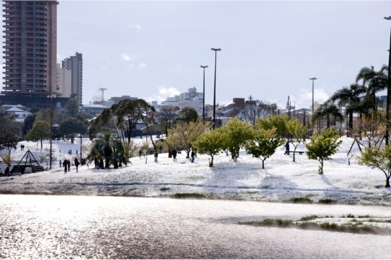 Sul do Brasil pode registrar neve pela primeira vez em 2025 entre os dias 28 e 29 de maio. Condições climáticas incluem frente fria, ciclone extratropical e forte umidade.