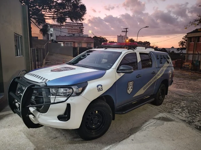 GCM prende homem entalado em chaminé durante tentativa de furto em Ponta Grossa. Caso ocorreu no bairro Órfãs e contou com apoio da Polícia Militar.