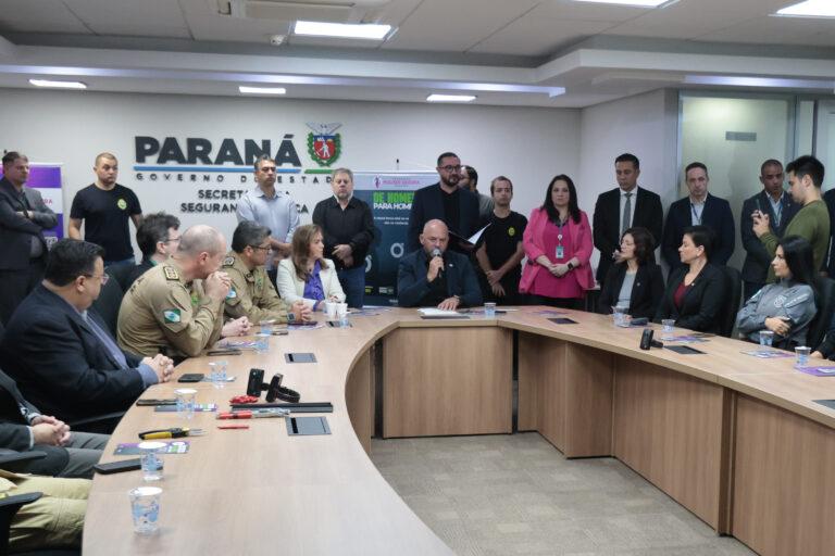 O projeto de Monitoração Eletrônica Simultânea garante mais proteção às mulheres com medida protetiva no Paraná. A tecnologia permite alertas em tempo real e resposta imediata das forças de segurança.
