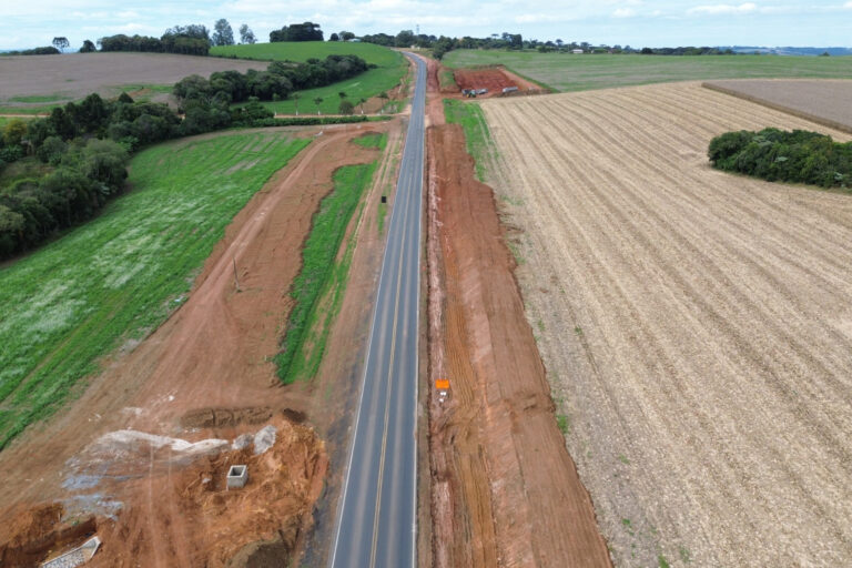 A restauração em concreto da PR-151 entre Ponta Grossa e Palmeira já atinge quase 25% da terraplenagem em dois meses. Obra tem previsão de entrega em 2027 e investimento de R$ 257 milhões.