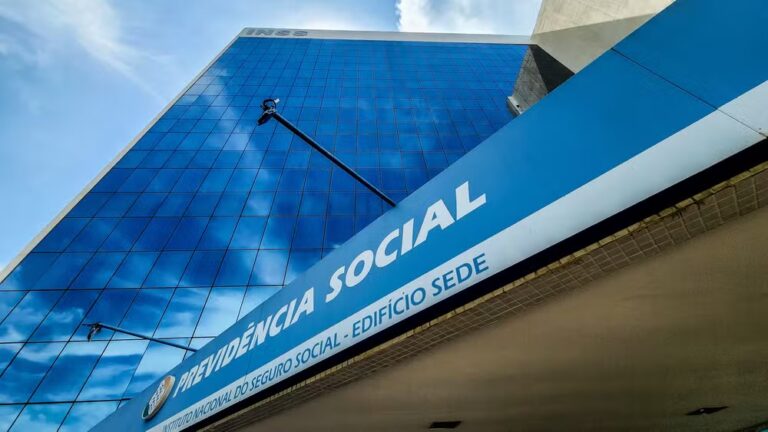 Fraude bilionária no INSS pode chegar ao STF com delações premiadas que envolvem parlamentares do Centrão e servidores do instituto, segundo fontes da investigação.